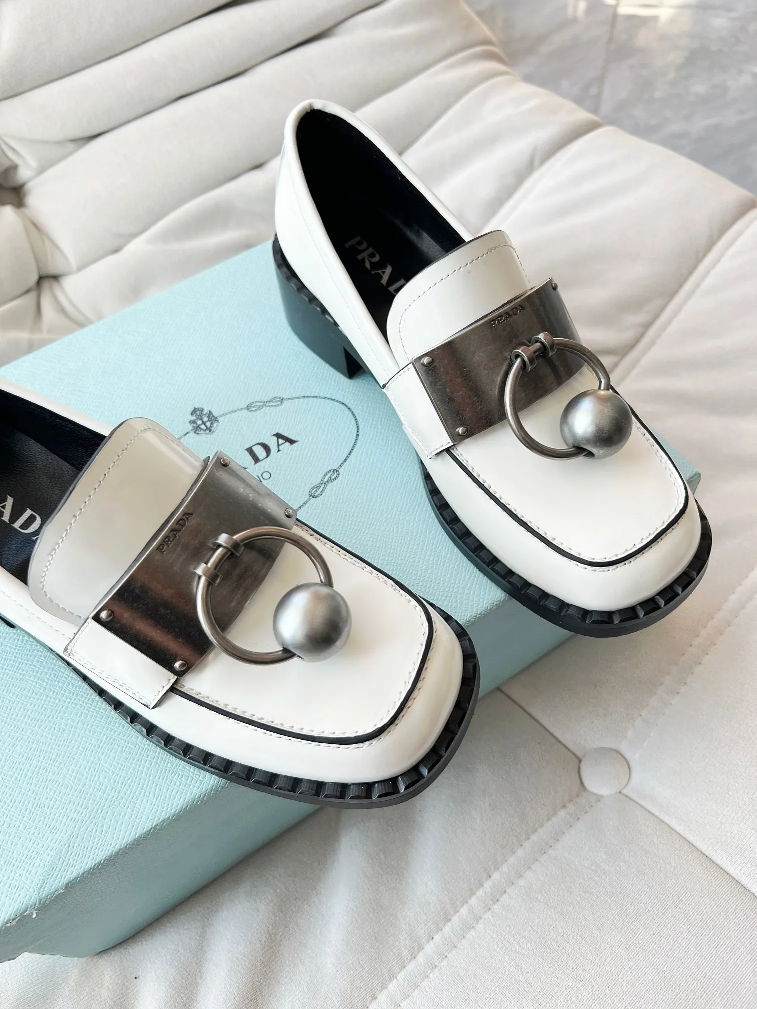 👟👟Ex-factory price 560👟👟 Prada’s new spring and summer women’s clothing｜Absolutely beautiful🥰Exception! Extra number! Anita will continue to update the latest SS25 catwalk pre-sale models, with novel logos as soul mates. Full of fun ~ Adhering to the trend-setting vane, you must believe in Prada's ability to capture fashion. 35-42 yards
